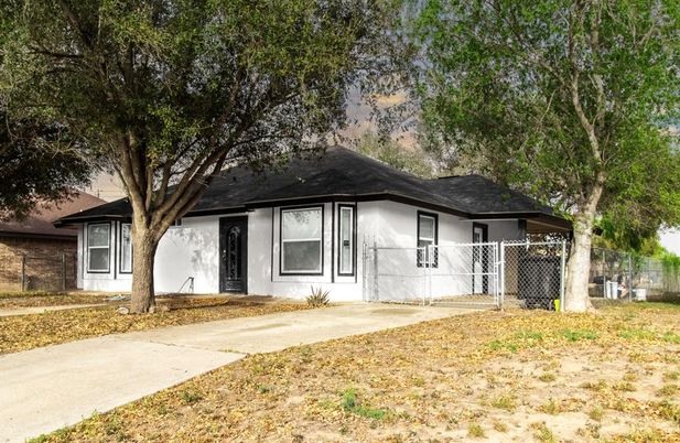 Backyard, Exterior, Facade, Ranch