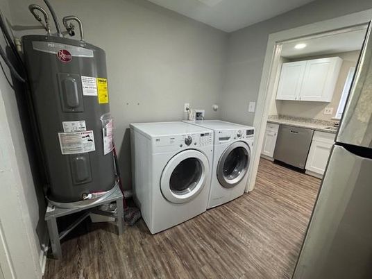 Interior, Recessed Lighting, Washer, Wood Texture Flooring