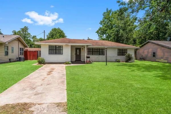 Backyard, Exterior, Facade, Ranch