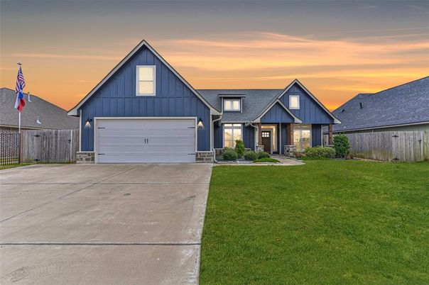 Attached, Exterior, Facade, Farmhouse