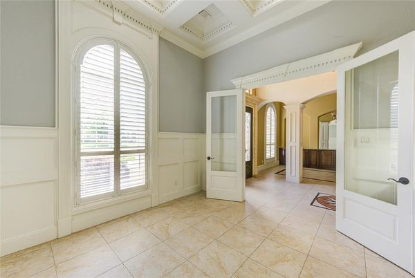 Empty room, Interior