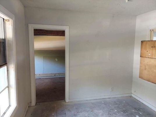 Empty room, Interior