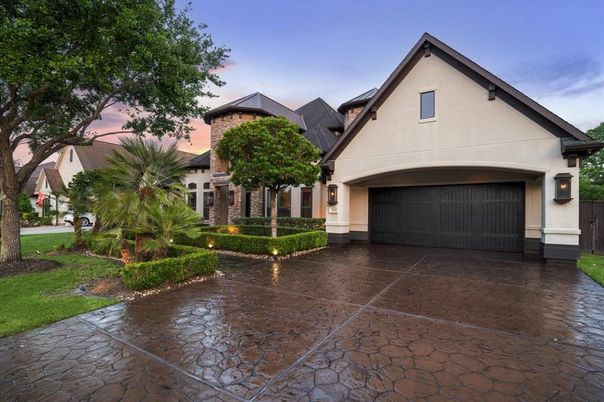 Attached, Exterior, Facade, American Craftsman
