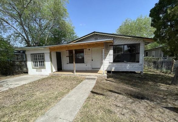 Exterior, Facade, Ranch