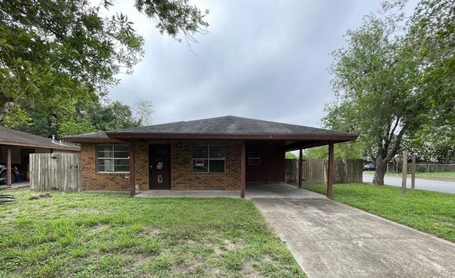 Backyard, Exterior, Facade, Brick Facade, Ranch