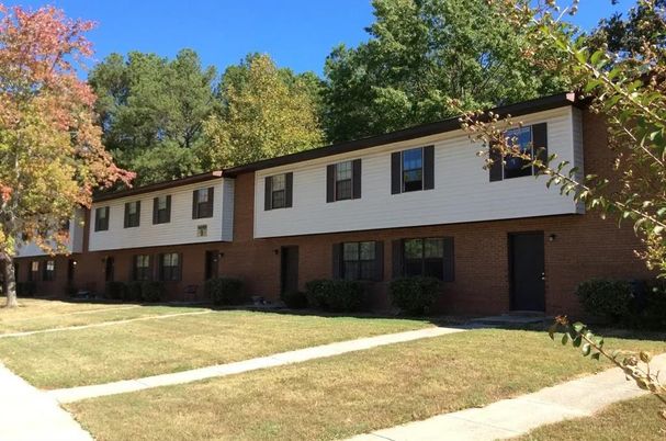 Exterior, Facade, Brick Facade, Raised Ranch