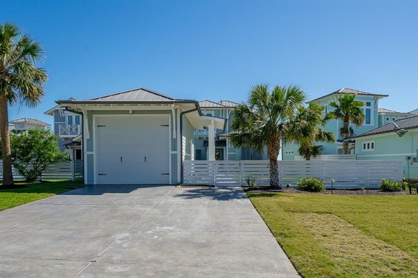 Attached, Exterior, Facade, Mediterranean