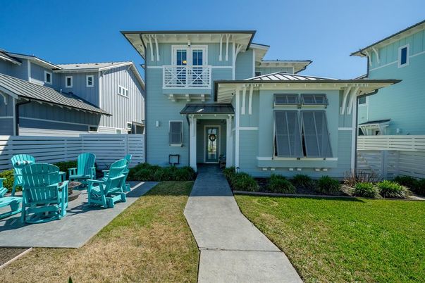 Backyard, Exterior, Facade, American Foursquare