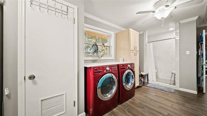 Interior, Recessed Lighting, Washer, Wood Texture Flooring