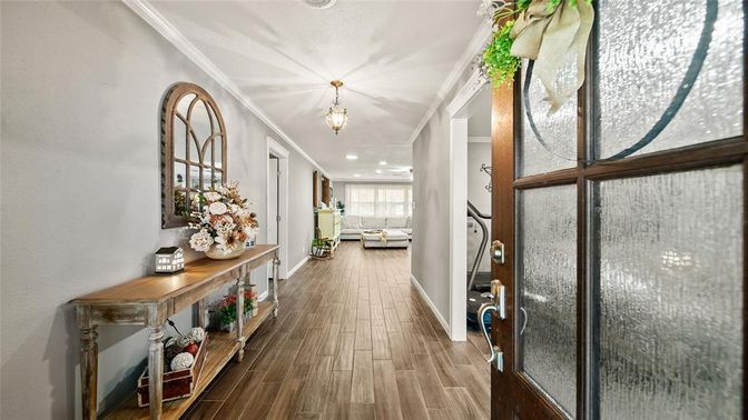 Interior, Pendant Lights, Recessed Lighting, Wood Texture Flooring
