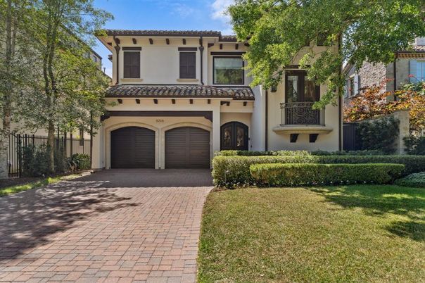 Attached, Exterior, Facade, Mediterranean