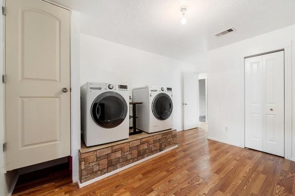 Interior, Utility Closets, Washer, Wood Texture Flooring