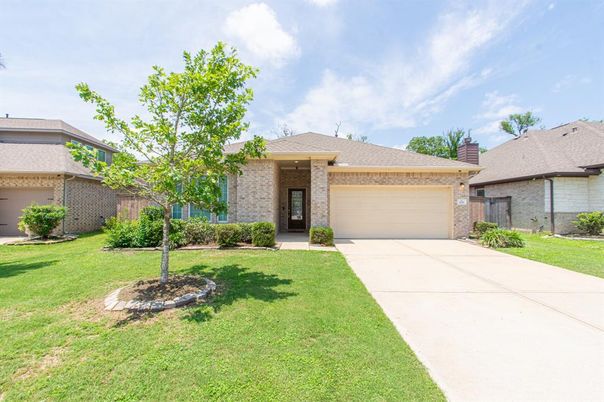 Attached, Backyard, Exterior, Facade, Brick Facade, Ranch