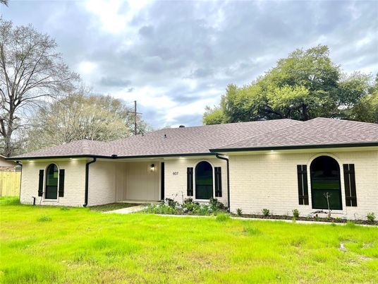 Backyard, Exterior, Facade, Brick Facade, Ranch