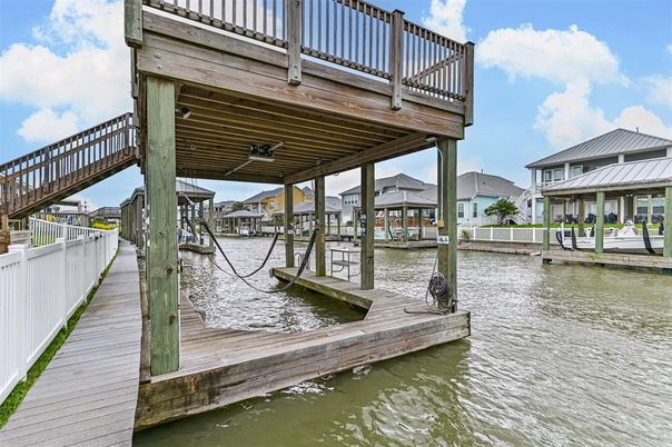 Exterior, Lake