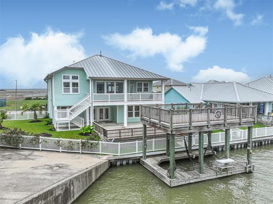 Exterior, Lake