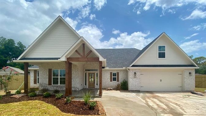 Attached, Exterior, Facade, Farmhouse