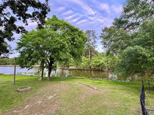 Exterior, Lake