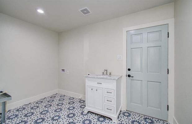 Bathroom, Interior, Recessed Lighting