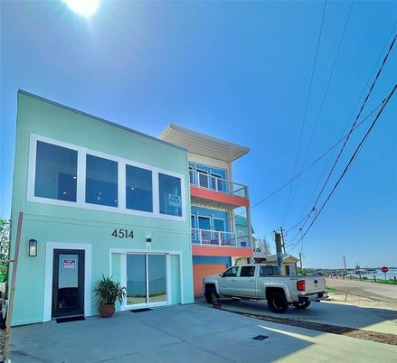 Exterior, Facade, Modern