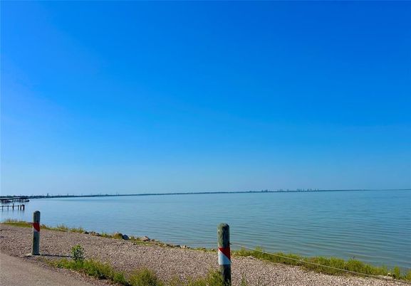 Exterior, Lake