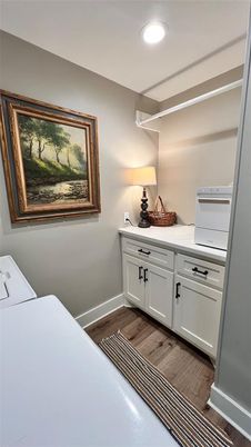 Interior, Recessed Lighting, Washer, Wood Texture Flooring