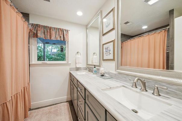 Bathroom, Dual Sink Vanities, Interior, Recessed Lighting