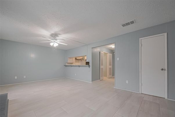 Empty room, Interior