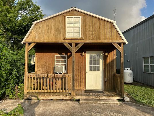 Exterior, Facade, None