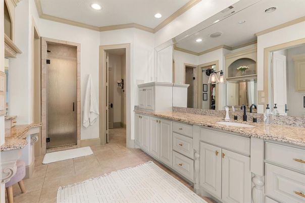 Bathroom, Dual Sink Vanities, Interior, Recessed Lighting