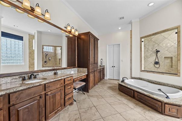 Bathroom, Dual Sink Vanities, Interior, Recessed Lighting