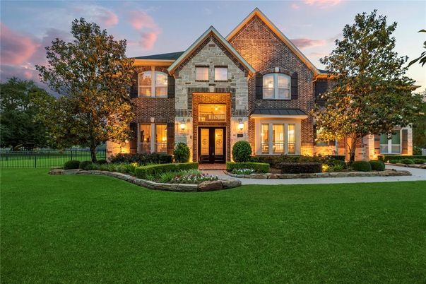 Backyard, Exterior, Facade, Brick Facade, Brick Traditional