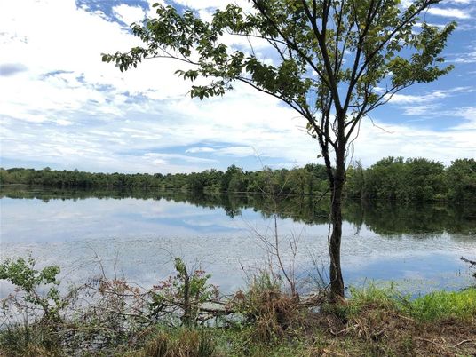 Exterior, Lake