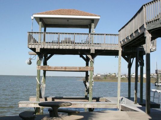 Exterior, Lake