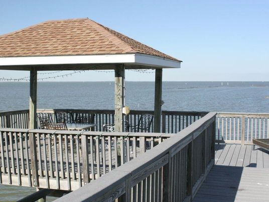 Exterior, Lake