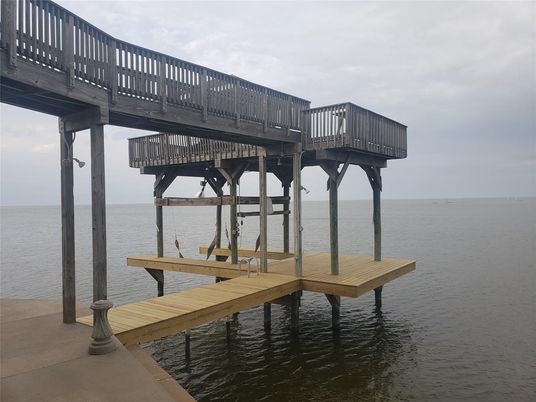 Exterior, Lake