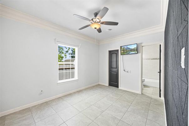 Empty room, Interior