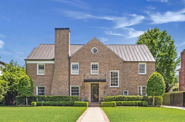 Backyard, Exterior, Facade, Brick Facade, Brick Traditional