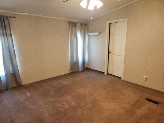 Empty room, Interior