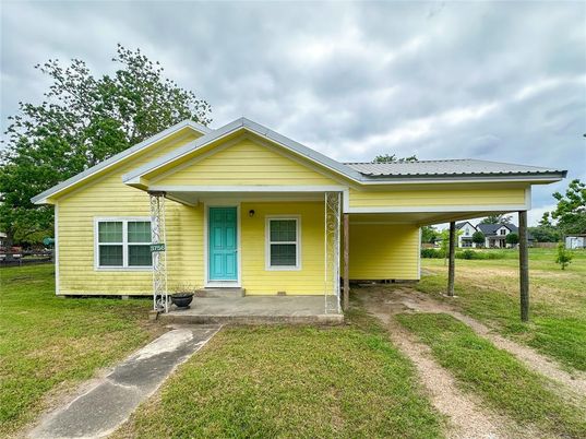 Backyard, Exterior, Facade, Ranch