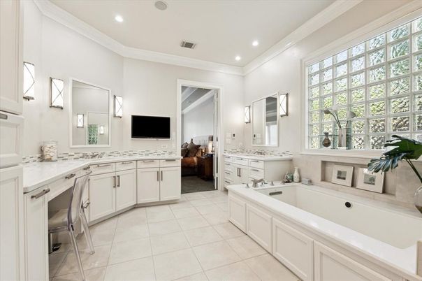 Bathroom, Dual Sink Vanities, Interior, Recessed Lighting