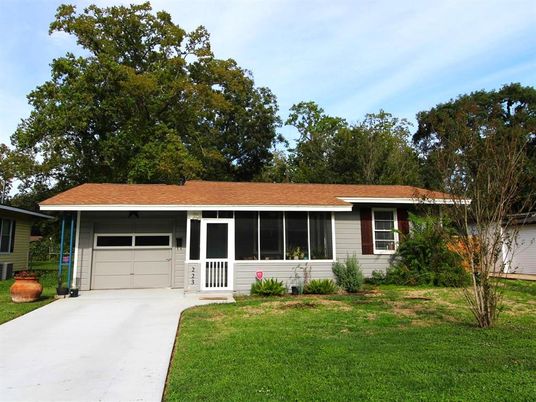 Attached, Exterior, Facade, Ranch