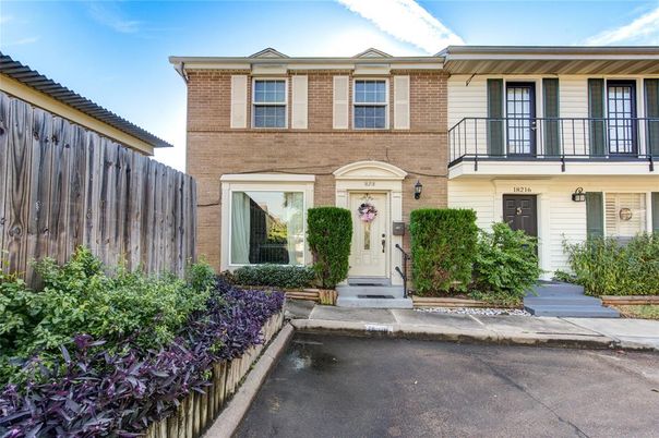 Exterior, Facade, Brick Facade, Rowhouse