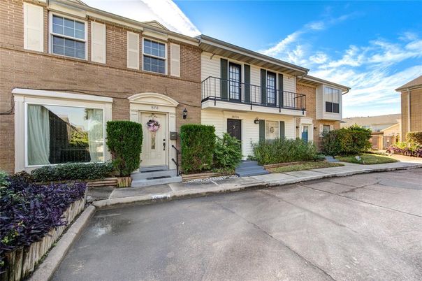 Exterior, Facade, Brick Facade, Rowhouse