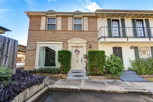Exterior, Facade, Brick Facade, Rowhouse