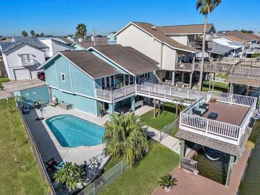 Exterior, Lake, Pool