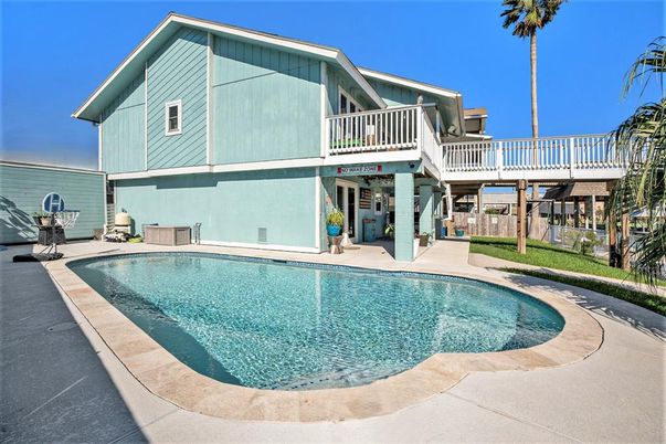 Exterior, Pool