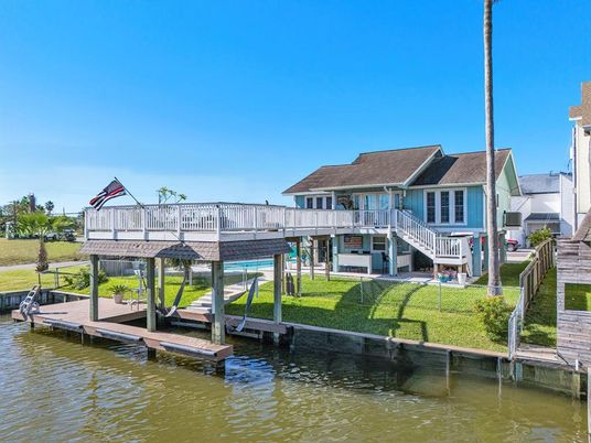 Exterior, Lake