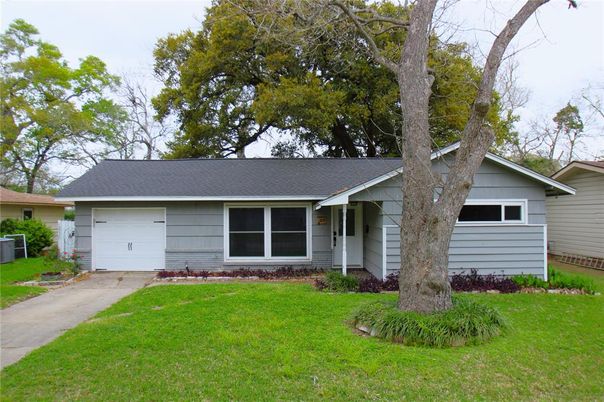 Attached, Exterior, Facade, Ranch