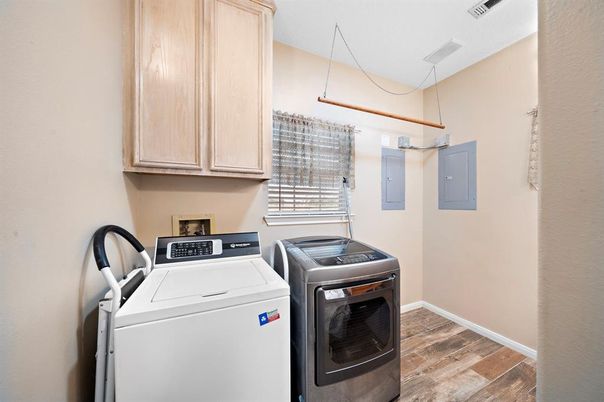 Interior, Washer, Wood Texture Flooring